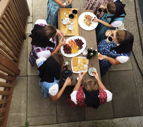 HutteriteLadiesEating