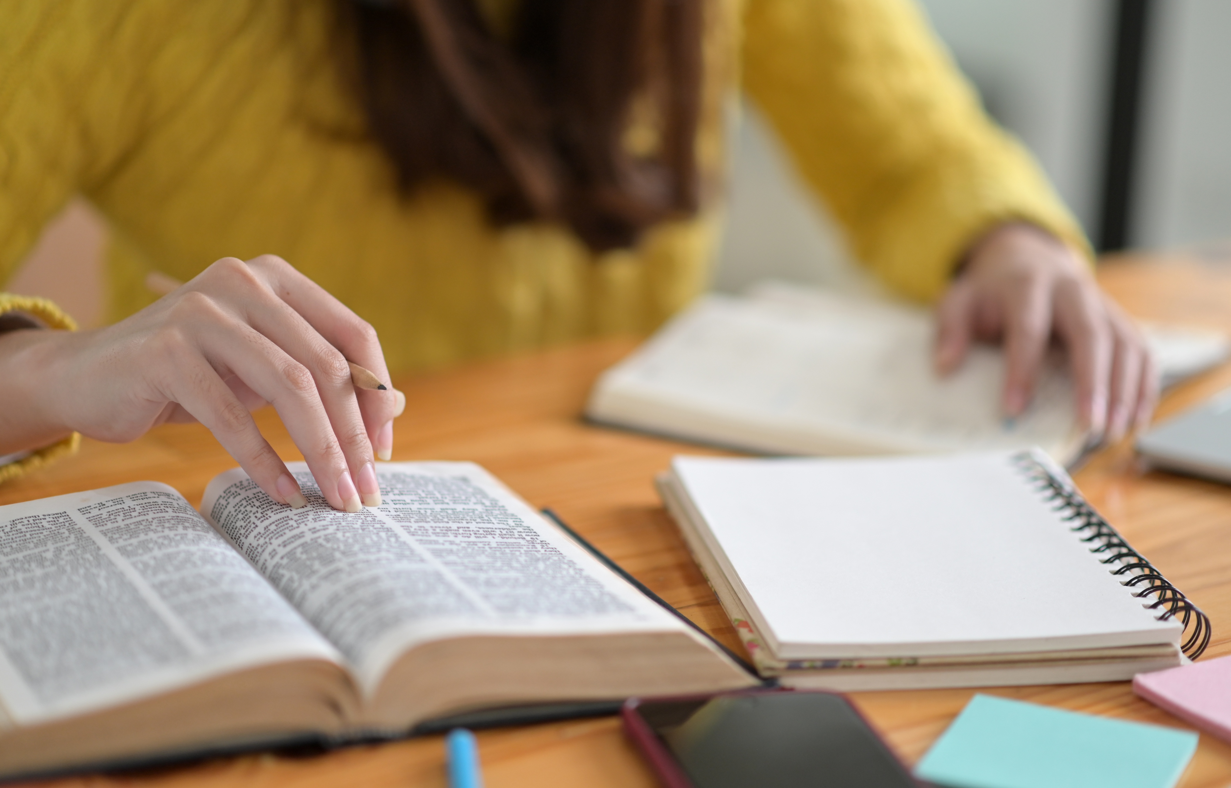 Woman-reading-wearing-yellow Woman-reading-wearing-yellow